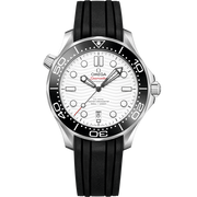 Quadrante bianco lucido in ceramica con motivo a onde inciso al laser e scritta Seamaster rossa dell’Omega Seamaster Diver 300M 42 mm modello 210.32.42.20.04.001.